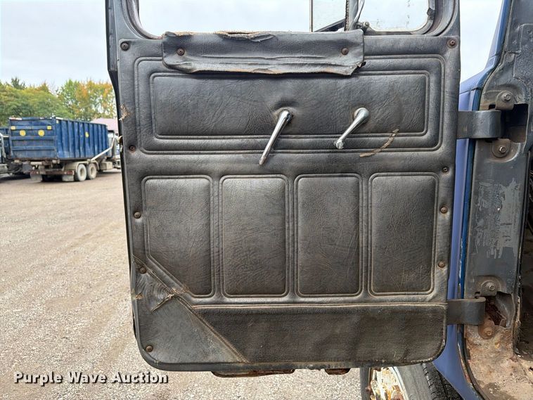 image for item FG3034 1987 Mack DM685S truck cab and chassis