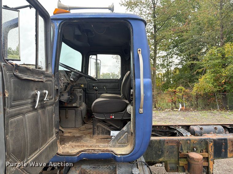 image for item FG3034 1987 Mack DM685S truck cab and chassis