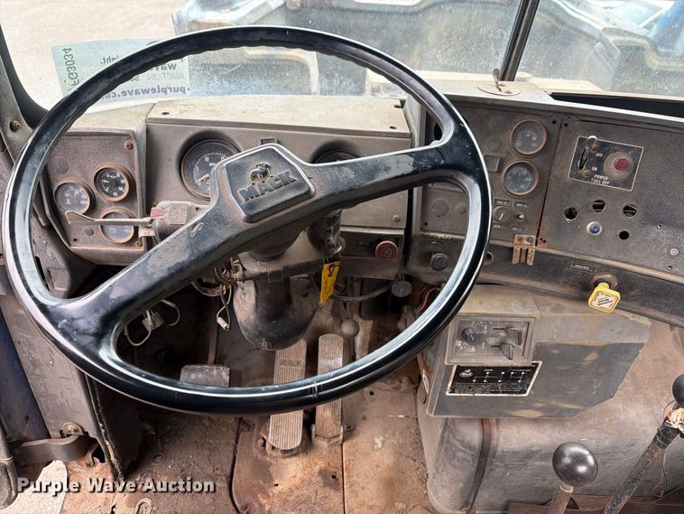 image for item FG3034 1987 Mack DM685S truck cab and chassis