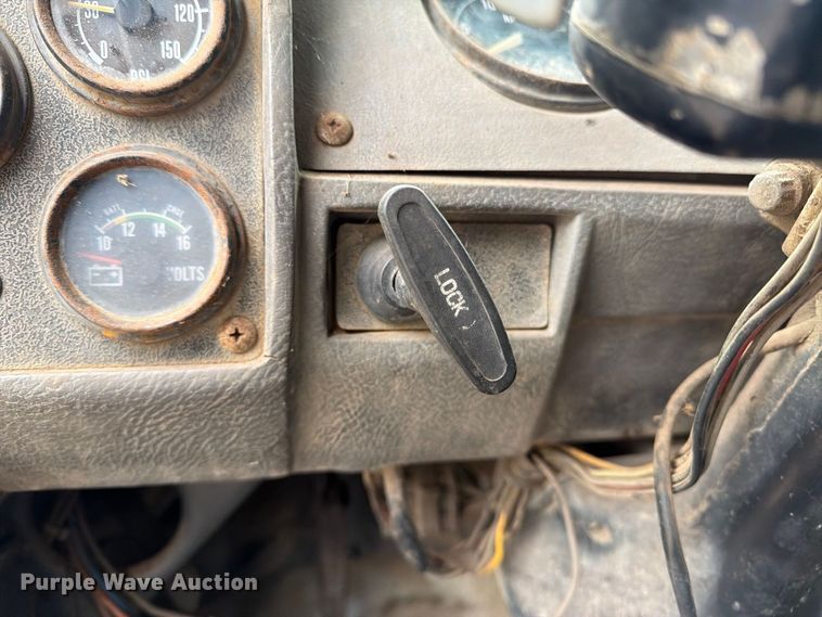 image for item FG3034 1987 Mack DM685S truck cab and chassis