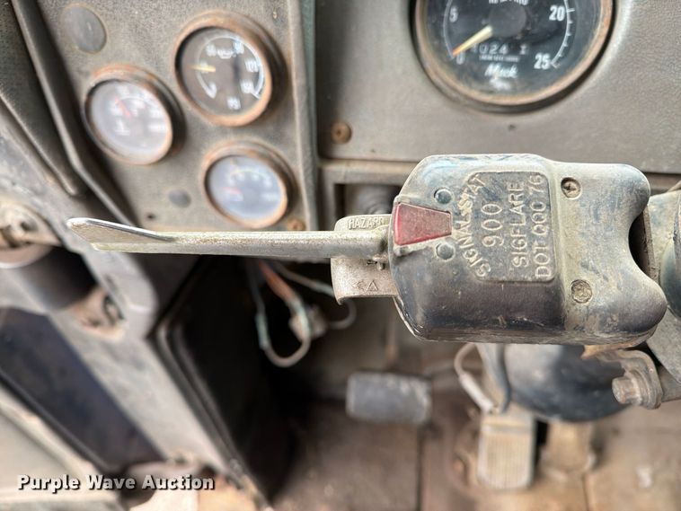 image for item FG3034 1987 Mack DM685S truck cab and chassis