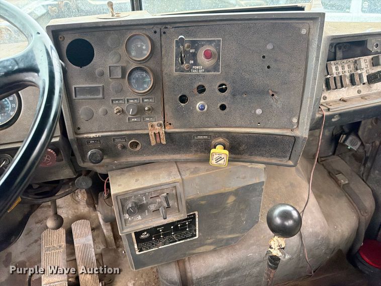 image for item FG3034 1987 Mack DM685S truck cab and chassis