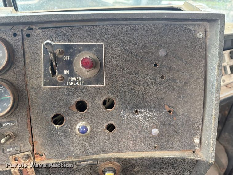 image for item FG3034 1987 Mack DM685S truck cab and chassis