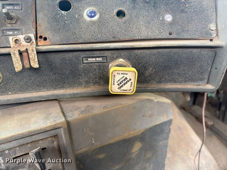 image for item FG3034 1987 Mack DM685S truck cab and chassis