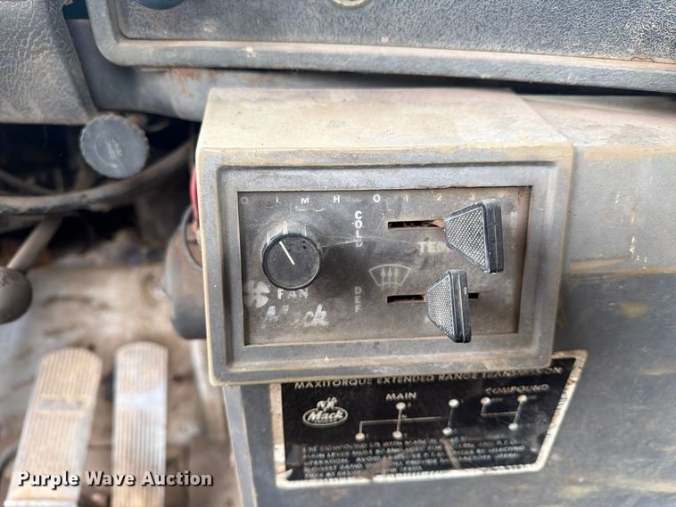 image for item FG3034 1987 Mack DM685S truck cab and chassis