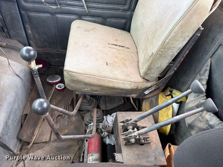 image for item FG3034 1987 Mack DM685S truck cab and chassis