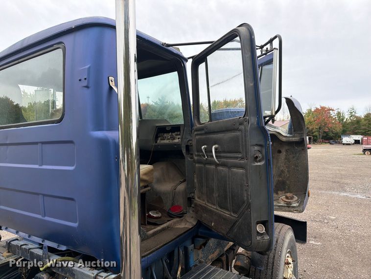 image for item FG3034 1987 Mack DM685S truck cab and chassis