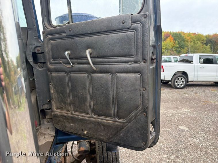 image for item FG3034 1987 Mack DM685S truck cab and chassis