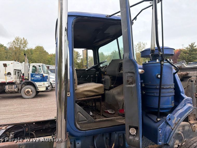 image for item FG3034 1987 Mack DM685S truck cab and chassis