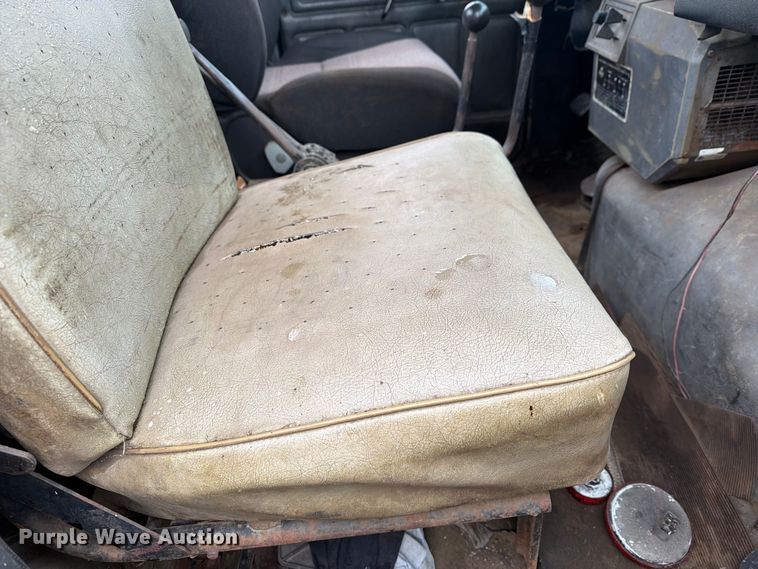 image for item FG3034 1987 Mack DM685S truck cab and chassis