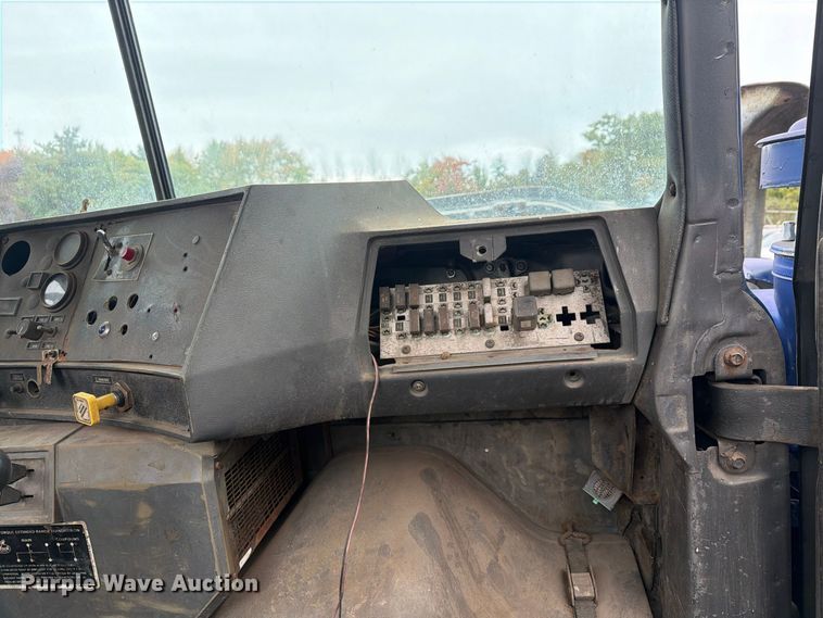 image for item FG3034 1987 Mack DM685S truck cab and chassis