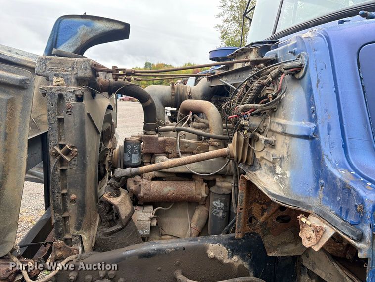 image for item FG3034 1987 Mack DM685S truck cab and chassis