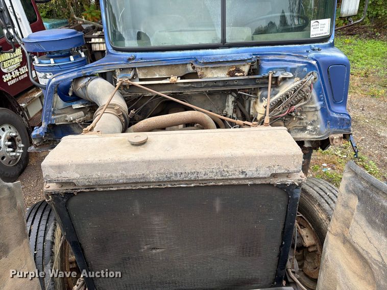 image for item FG3034 1987 Mack DM685S truck cab and chassis