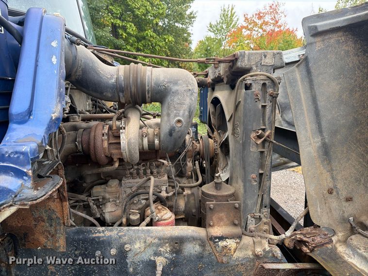 image for item FG3034 1987 Mack DM685S truck cab and chassis