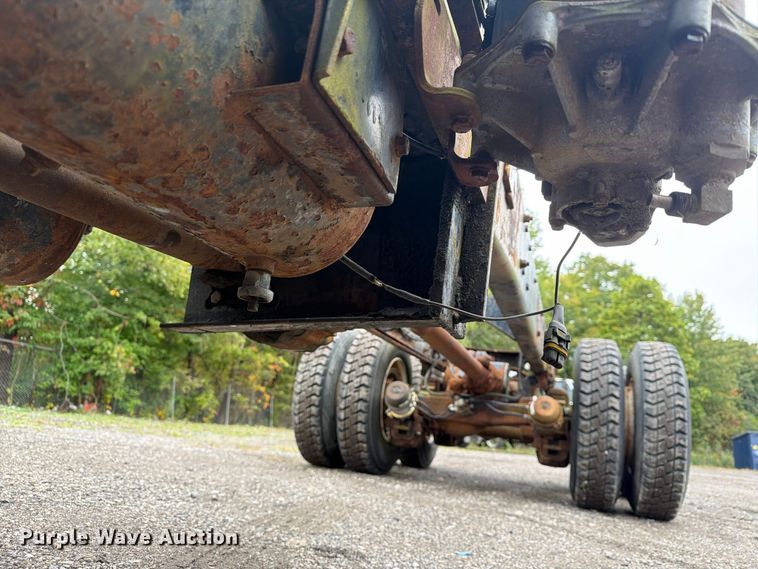 image for item FG3034 1987 Mack DM685S truck cab and chassis