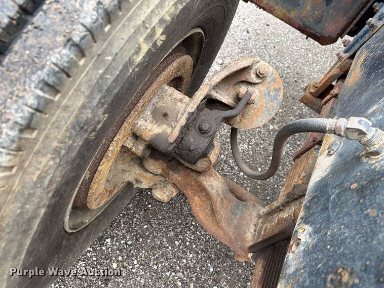 image for item FG3034 1987 Mack DM685S truck cab and chassis