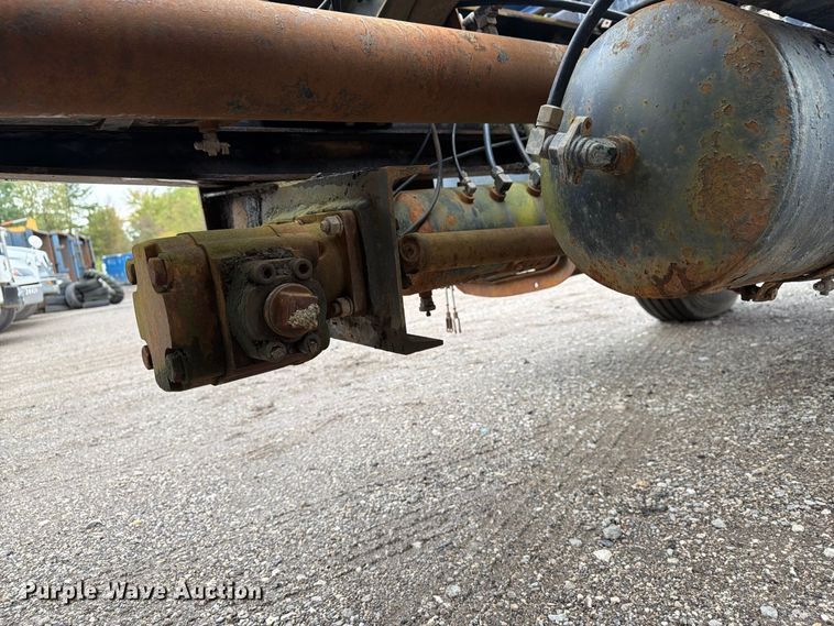 image for item FG3034 1987 Mack DM685S truck cab and chassis