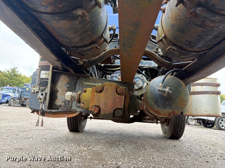 image for item FG3034 1987 Mack DM685S truck cab and chassis