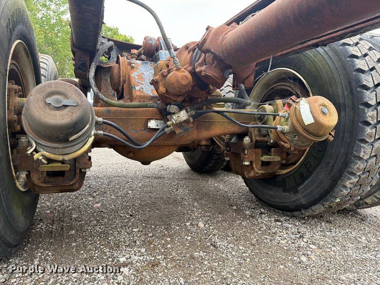 image for item FG3034 1987 Mack DM685S truck cab and chassis