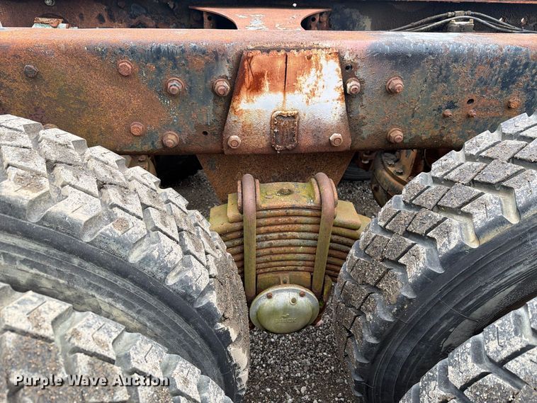 image for item FG3034 1987 Mack DM685S truck cab and chassis