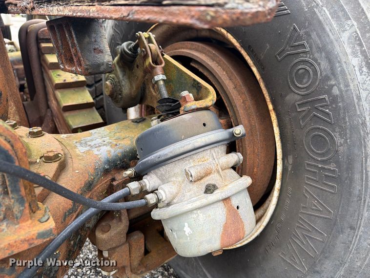 image for item FG3034 1987 Mack DM685S truck cab and chassis