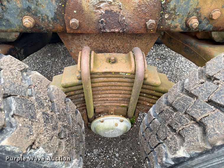image for item FG3034 1987 Mack DM685S truck cab and chassis