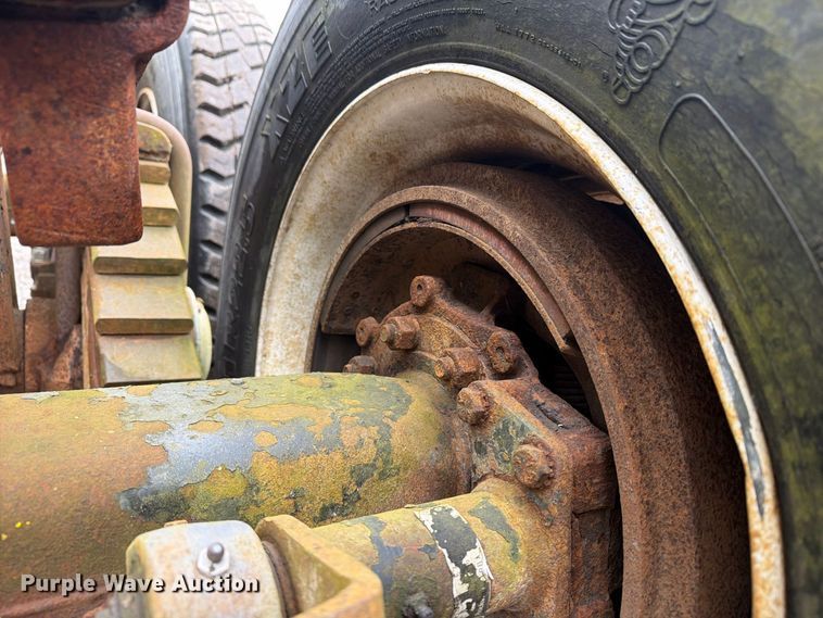 image for item FG3034 1987 Mack DM685S truck cab and chassis