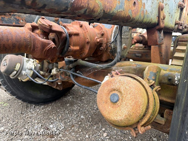 image for item FG3034 1987 Mack DM685S truck cab and chassis
