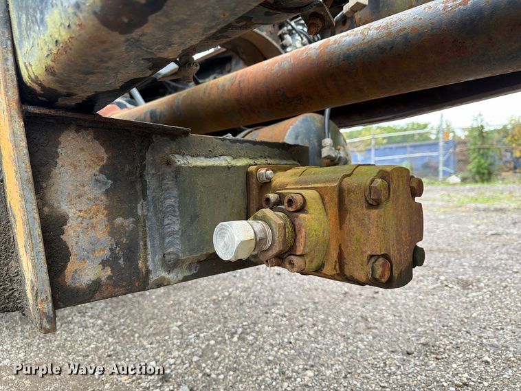 image for item FG3034 1987 Mack DM685S truck cab and chassis