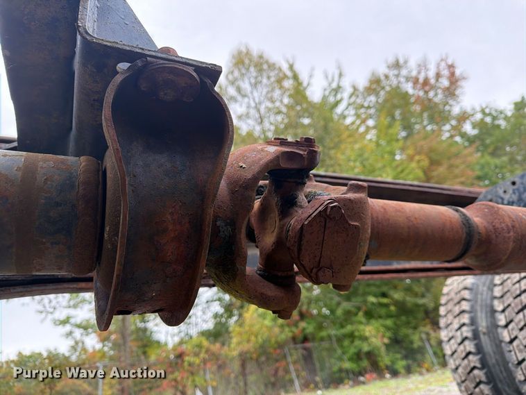 image for item FG3034 1987 Mack DM685S truck cab and chassis