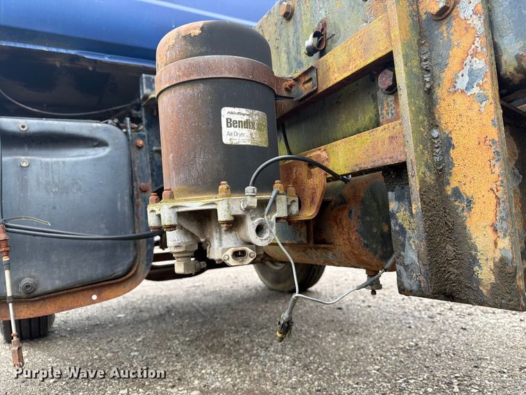 image for item FG3034 1987 Mack DM685S truck cab and chassis