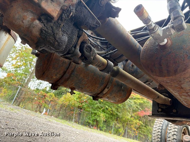 image for item FG3034 1987 Mack DM685S truck cab and chassis