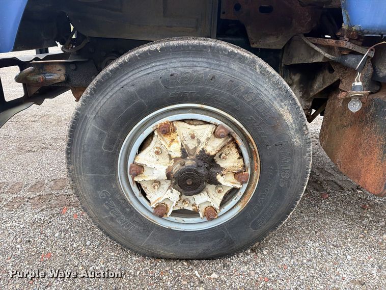 image for item FG3034 1987 Mack DM685S truck cab and chassis