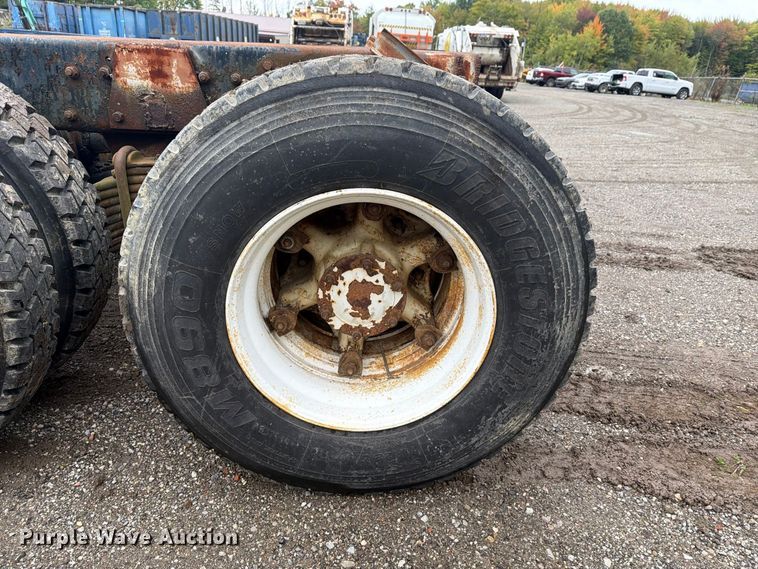 image for item FG3034 1987 Mack DM685S truck cab and chassis