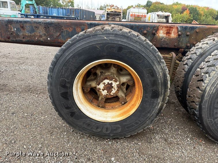 image for item FG3034 1987 Mack DM685S truck cab and chassis