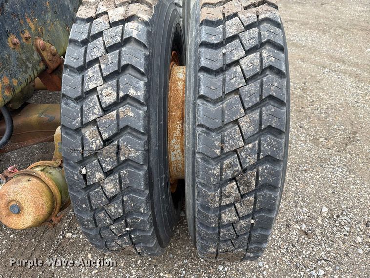 image for item FG3034 1987 Mack DM685S truck cab and chassis