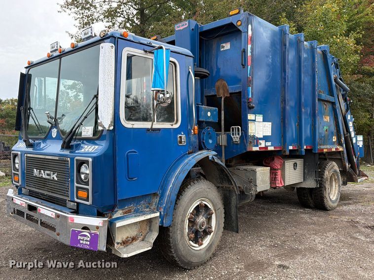 image for item FG3035 1991 Mack MR688P refuse truck