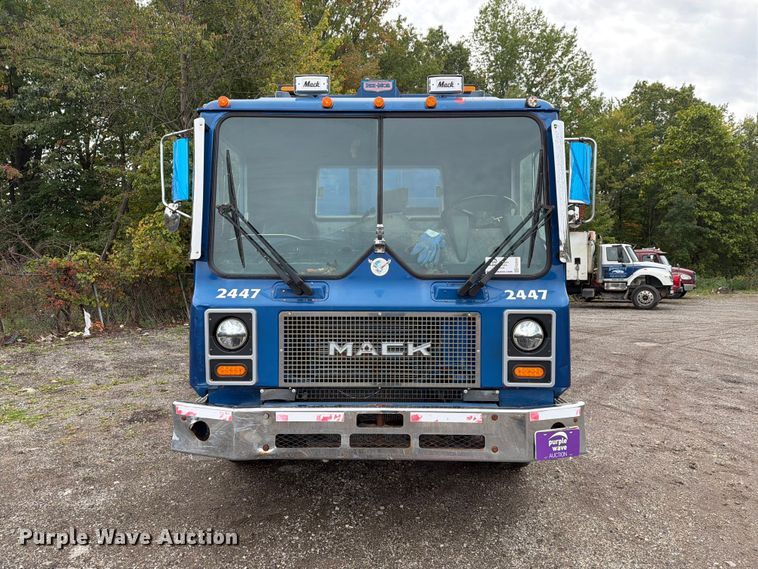 image for item FG3035 1991 Mack MR688P refuse truck