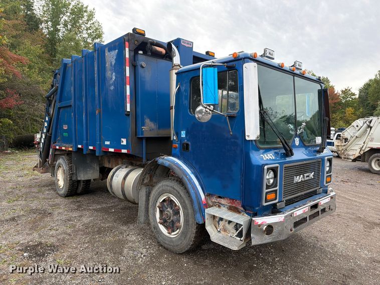 image for item FG3035 1991 Mack MR688P refuse truck