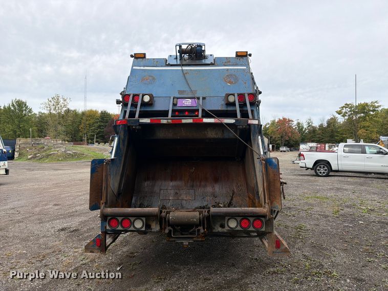 image for item FG3035 1991 Mack MR688P refuse truck
