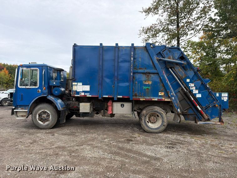 image for item FG3035 1991 Mack MR688P refuse truck