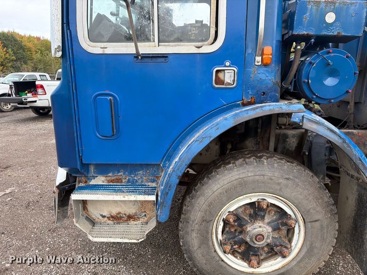 image for item FG3035 1991 Mack MR688P refuse truck