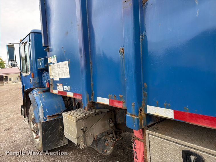 image for item FG3035 1991 Mack MR688P refuse truck