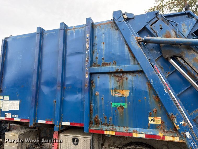 image for item FG3035 1991 Mack MR688P refuse truck