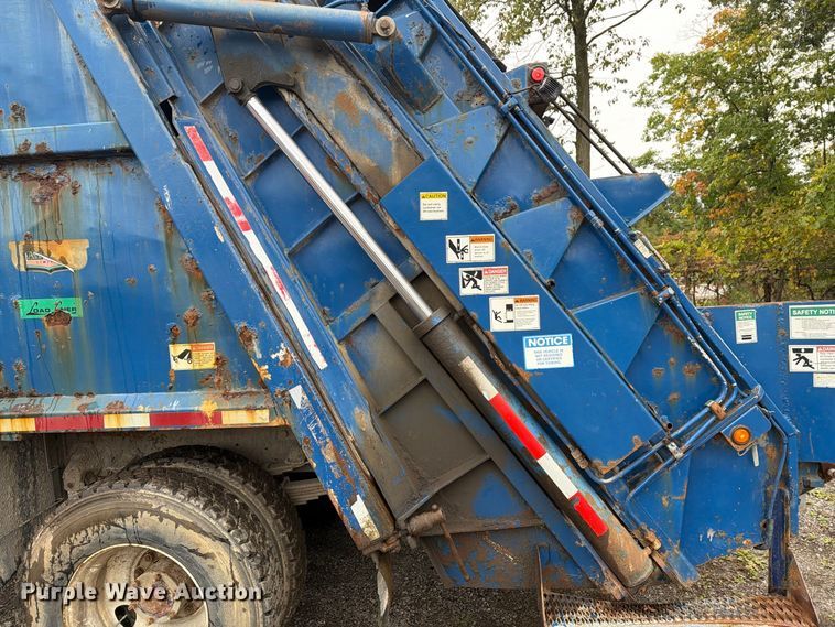 image for item FG3035 1991 Mack MR688P refuse truck