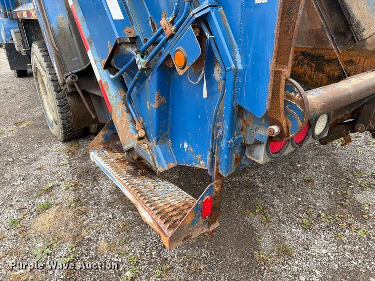 image for item FG3035 1991 Mack MR688P refuse truck
