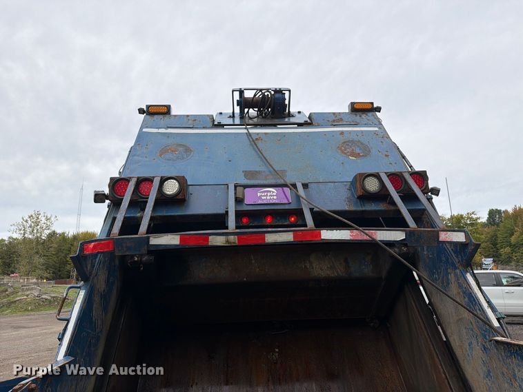 image for item FG3035 1991 Mack MR688P refuse truck