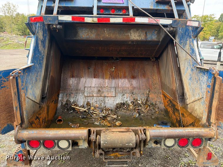 image for item FG3035 1991 Mack MR688P refuse truck