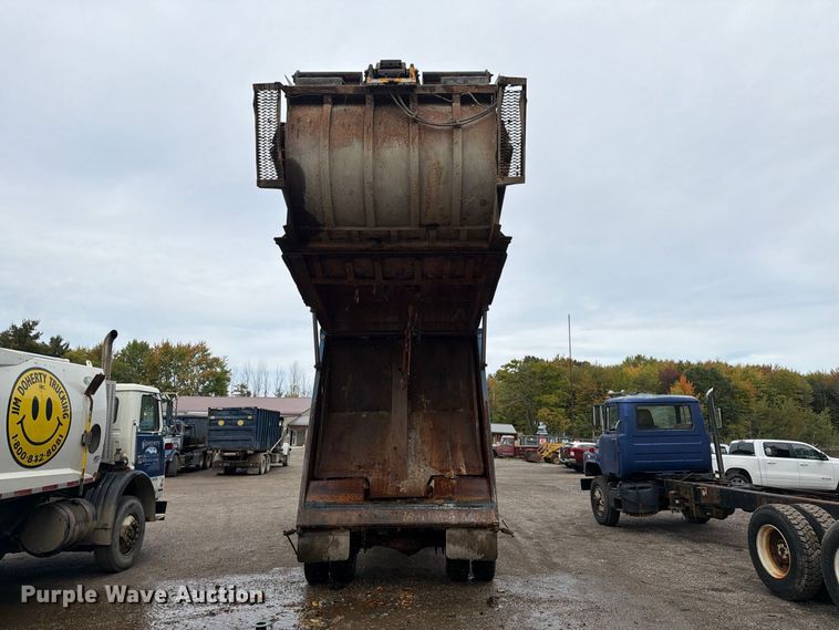 image for item FG3035 1991 Mack MR688P refuse truck