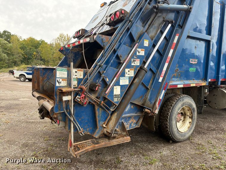 image for item FG3035 1991 Mack MR688P refuse truck